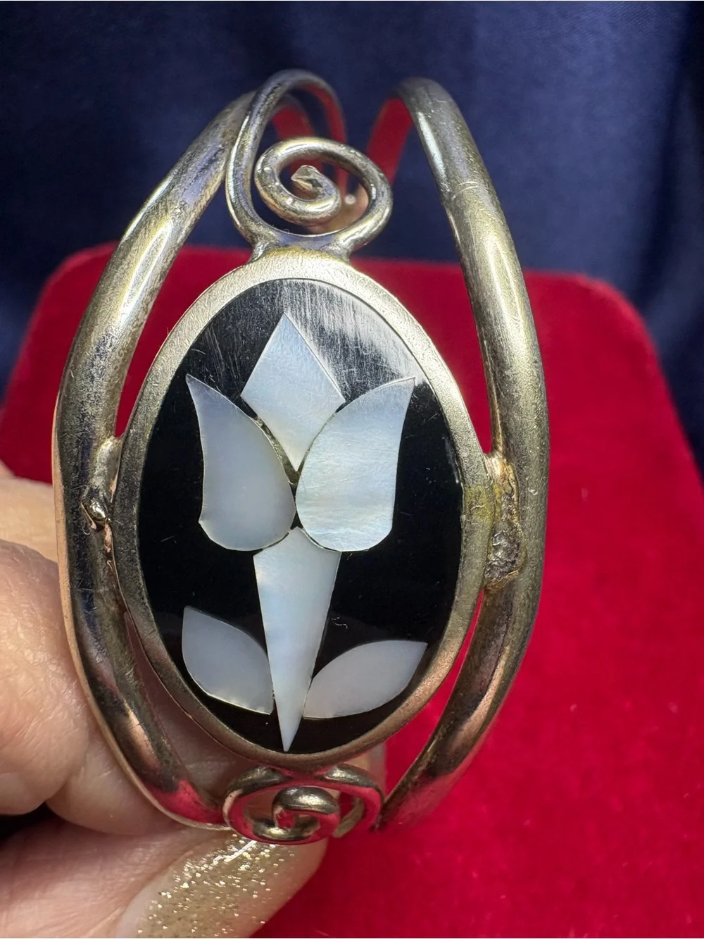 Bracelet Alpaca Mexico Mother-of-Pearl Black Onyx Cuff Floral Design Vintage